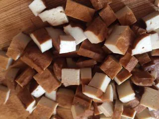 简易版陕西小吃烩麻食,准备豆干切小丁