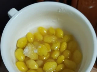 宅家美食——潮汕小吃芋泥白果, 煮熟的白果中加入适量的白糖放一旁备用