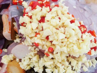 街边小吃麻辣拌,加入蒜末和小米椒。