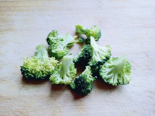 #东南亚风味的#椰汁咖喱虾,西兰花切小朵。