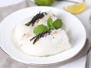 武汉小吃 糯米包油条,在家吃,可以直接去掉油纸,用少许海苔装饰即可。