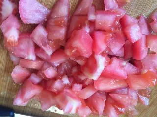 简易版陕西小吃烩麻食,番茄切小丁