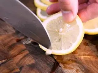 世界杯饮品特辑——百香果柠檬蜂蜜,再将柠檬切片，去籽备用 