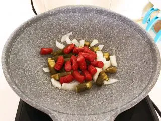 10分钟快手菜 肉粒多风味香肠炒俄式乳瓜,加入炒好的香肠