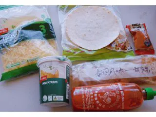 秘制异国风味鸡胸肉腌料&绝佳搭配 （减肥必备）,这里推荐个西式鸡肉煎包 材料如上👆酸奶油 车打芝士 辣椒粉 卷饼 拉差酱