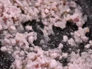 东北经典传统小吃:东北饭包,加入肉末炒至变色,带油盛出