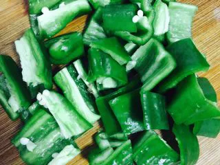 异域风情菜—咖喱土豆牛肉煲,青椒切段