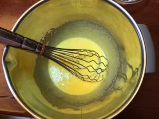 水果之王《榴莲雪糕》【冷饮甜点】,蛋黄加入糖,搅拌均匀,充分乳化。