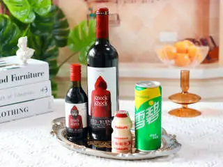 养乐多红酒气泡饮,首先备齐做饮品的食材。