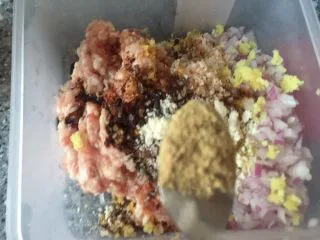 乡味~重庆小吃红油抄手,放入饺子料粉。