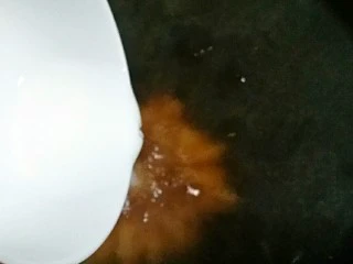 嘎巴菜――天津传统小吃,在锅里的汤料中加入调好的碗芡。