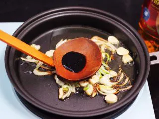 家常辣炒土豆丝,先爆香葱蒜后,加入生抽和花椒粉。