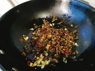 家常菜+梅菜扣肉,倒入梅干菜,