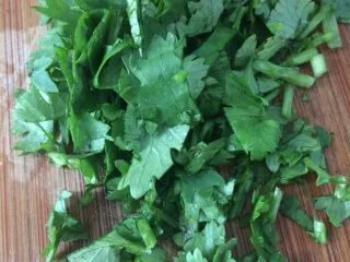 甘草水果～潮汕小吃之一,香菜切细碎。