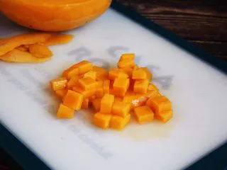 百变水果 三色水果银耳粥,芒果切成小丁。