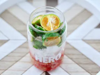 无花果普洱冰茶,上面再铺上切片的青柠檬。