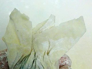 福州传统小吃——肉燕,对角左右轻捏即成