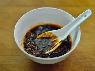 酱烧土豆鸡翅,黄豆酱、豆瓣酱、酱油、料酒、白糖调成酱汁待用