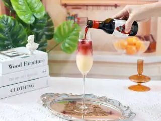 养乐多红酒气泡饮,最后慢慢倒入干红葡萄酒。