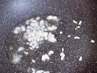 青椒火腿肠炒鸡蛋,原锅倒入适量的食用油烧热,放入蒜末爆香