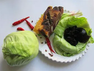 腊肉蒜香卷心菜,准备好各个食材