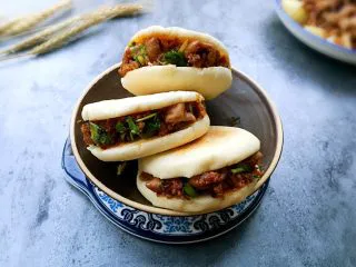 四川乐山名小吃—粉蒸肉卡饼,一口气吃两个不过瘾哈哈!