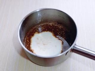 高颜值沙皮狗冰激凌,最后加入淡奶油搅拌均匀。(奶油提前打出纹路即可，无需打发)