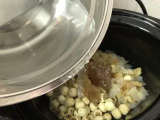 花胶莲子银耳糖水,加入清水