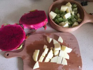 夏日果味酵素饮品,猕猴桃去头去尾,然后切块,苹果中间的芯不要。要用平时切水果的板子,跟刀。