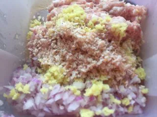 乡味~重庆小吃红油抄手,虾皮剁成末放入肉馅中。