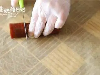 山楂之恋在秋季,经典小吃都在这了~,放入烤箱中,140度约50分钟左右(烘烤时间跟山楂泥厚度有关,厚了就需要更长时间),烤至表面干爽。 撕开后不粘油纸即可,然后把边上一圈切除。切成喜欢的长度,卷起来装盘。