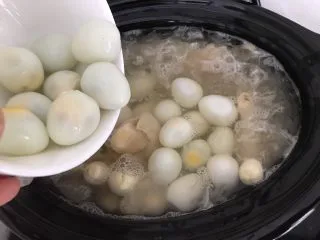 花胶莲子银耳糖水,煮至中途一半时间,加入鹌鹑蛋