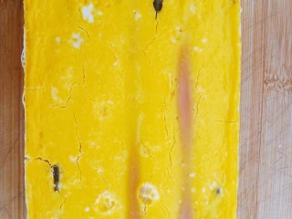 皮蛋特色小吃,将蒸好的彩蛋脱模,切片。