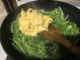 快手菜—青龙菜炒蛋,倒入炒熟的鸡蛋。翻匀起锅。