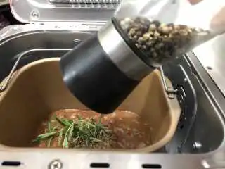 牛肉意面酱(面包机版),加入黑胡椒再烘烤15分钟