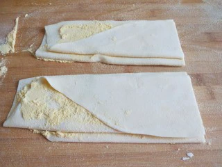 手擀面 北京特色小吃 炸酱面,中间切开。