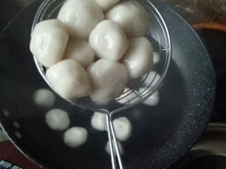 松阳小吃“说来”,捞起汤圆。