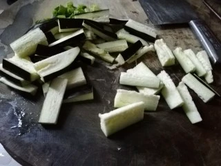 香肠风味蒸茄子~一锅两菜,茄子洗干净,切小块