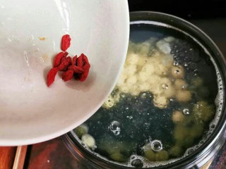 喝一碗抵过敷十张面膜，养颜美容的平价燕窝,枸杞，再煮个10分钟就可以喝啦！