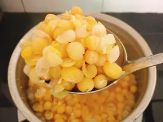 百搭小吃—老豌豆,煮烂以后可成粉状。大家可以放点盐，或糖，我因为有拿来给宝宝做辅食，所以没有我是做的无味的。