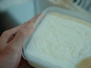 酥皮流心炸牛奶,岭南风味,拿出来就是这样啦!很可爱很Q弹,有点像果冻,别偷吃噢