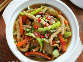 三丝茄子：香辣过瘾的潇湘风味下饭菜,出锅前加鸡精和红椒圈炒匀即可，盛盘食用。