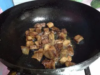 快手咖喱土豆炖牛肉,原锅倒入牛肉煎至表面金黄捞出备用