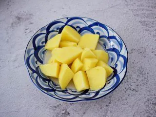 猪骨土豆胡萝卜汤,土豆去皮洗净滚刀切成小块