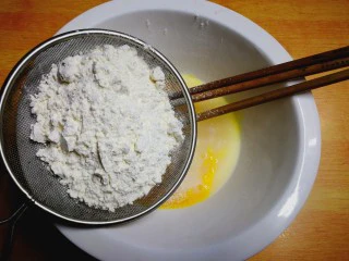 健康电饭锅蛋糕,塞入低筋粉