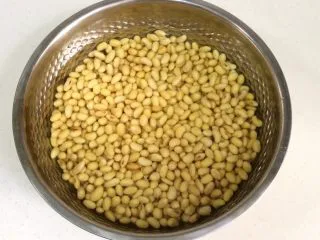 福建小吃—油饼,黄豆提前一晚进行清洗干净,用水浸泡。