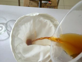 在家也可以制作奶茶,过滤掉茶叶，只保留茶汤。只泡一次就可以了，滤出来的茶叶丢掉不用。