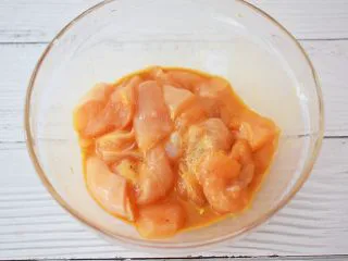 西兰花炒鸡胸肉,鸡胸肉去皮去筋洗净切成小块,加入盐、胡椒粉、半勺生抽、玉米淀粉抓匀腌制15分钟