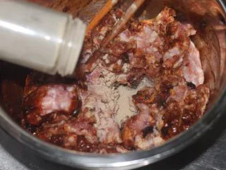 老北京小吃之“干炸小丸子”,1勺胡椒粉调味去腥。