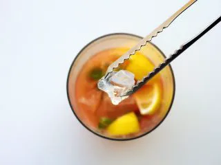 夏日红柚季！比基尼少女的鸡尾酒,然后放进6颗冰块